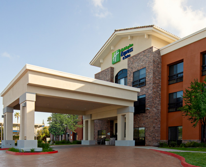 Holiday Inn & Suites Deals